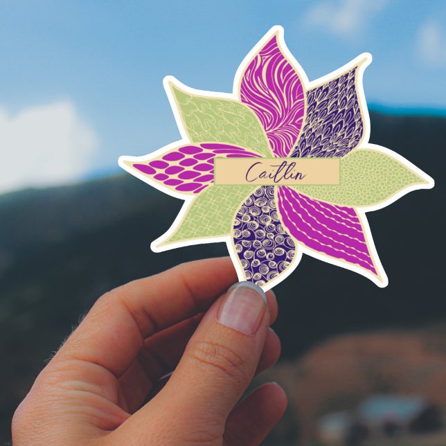Adesivo Vinheta de nome da flor feliz personalizada (Personalized Happy Flower Custom Cut Sticker in Purple and Green)