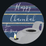 Adesivos Hanukkah (1 1/2"/3")"Lâmpada de óleo Dour<br><div class="desc">Chanucá/adesivos Holiday, personalize. "Lâmpada de óleo Dourada/Prata" Escolha entre adesivos de 1 1/2" e 3". Personalize excluindo e substituindo texto por sua própria mensagem. Escolha seu tamanho de fonte, estilo e cor favoritos. Obrigados para parar e comprar! Seu negócio é muito apreciado! Feliz Hanukkah! Forma: adesivo redondo clássico Faça o...</div>