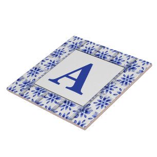 Adicione a inicial no azulejo azul e branco