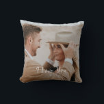 Adicione Sua Própria Almofada de Foto Personalizad<br><div class="desc">O design apresenta uma foto pessoal com a escrita em caligrafia "Eu Te Amo".  Personalize facilmente a foto e a mensagem de sua escolha.  Uma ideia de presente perfeita e lembrança para os recém-casados,  casal de aniversariantes,  melhor amigo e mais.</div>