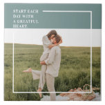 Adorável Presente da Família Verde de Fotos Modern<br><div class="desc">Apresentando a família verde de fotos moderna e adorável presente! Este presente é uma forma perfeita de capturar e celebrar o amor e o vínculo dentro de uma família, ao mesmo tempo que adiciona um toque de elegância e modernidade a qualquer decoração doméstica.O Adorável Fotógrafo da Família Verde Moderna não...</div>