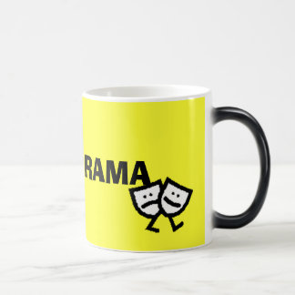 ADORO DRAMA com máscaras de andar mordendo caneca