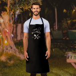 Adulto de CHURRASCO de Nome Personalizado de Chef<br><div class="desc">O avental do Adulto de Nome Personalizado de Chef Russo Moderno é o acessório perfeito para qualquer mestre de grelhas que adora cozinhar ao ar livre. Com seu design de na moda e toque personalizado, este avental faz com que qualquer churrasco de quintal se sinta mais especial. O que realmente...</div>