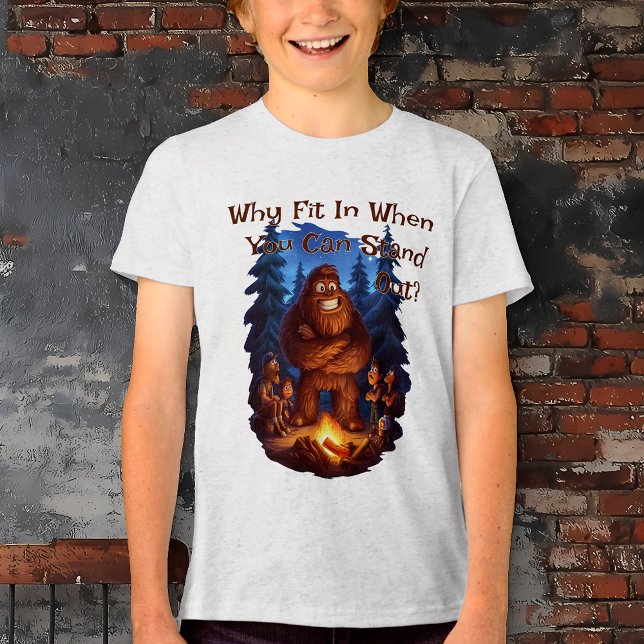 Afastem-Se As Crianças Sasquatch (Why Fit In When You Can Stand Out?  Cartoon Camping Sasquatch tri-blend kids t-shirt)