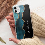 Agate de Aquarela Dourada Teal Personalizado<br><div class="desc">Esta capa de telefone de tendência apresenta um elegante design agate na cor da água lacrimal com realces falsos de brilho dourado. Personalize-o com seu nome em um script de pincel branco estilo escrita à mão.</div>