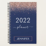 Agenda 2022 Azul Marinho Monograma Brilho Rosa Dourado<br><div class="desc">2022 Rosa Dourado - Rosa Beije e Azul Marinho Brilho Glitter Monograma Nome ou Inicial Caderno Planeador Calendário Espiral. Isto torna o presente perfeito de aniversário de 16 anos, casamento, chá de noiva, aniversário de casamento, chá de bebê ou festa de despedida de solteira para alguém que ama luxo e...</div>