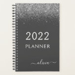 Agenda 2022 Cinza Prateada Menina Glitter Nome Monograma<br><div class="desc">2022 Silver e Cinzas (Cinzas) Sparkle Glitter Monogramas Name e Spiral Notebook Inicial. Isto faz o doce e perfeito aniversário de 16 anos,  casamento,  chá de panela,  aniversário,  chá de fraldas ou festa de solteira presente para alguém que ama luxo de luxo e estilos quíticos.</div>