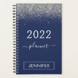 Agenda 2022 Marinho de prata - Rapariga do Monograma Azul<br><div class="desc">2022 Silver e Marinho Blue Sparkle Glitter Monograma Name ou Spiral Calendar Planner Notebook. Isto faz o doce e perfeito aniversário de 16 anos,  casamento,  chá de panela,  aniversário,  chá de fraldas ou festa de solteira presente para alguém que ama luxo de luxo e estilos quíticos.</div>
