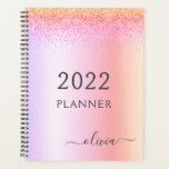Agenda 2022 Monograma Glitter Pastel Arco-íris Jovem<br><div class="desc">2022 Caderno Espiral de Aço Inoxidável Metálico com Nome e Inicial Monograma Glitter Falso Pastel Arco-íris para Eventos de Casamento e Calendário de Planejamento. Isto faz o presente perfeito para alguém que ama luxo e estilos chiques para aniversário de 16 anos, casamento, chá de noiva, aniversário de casamento, chá de...</div>
