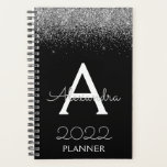 Agenda 2022 Monograma preto de prata com brilho moderno<br><div class="desc">2022 Nome do Monograma da Silver and Black Sparkle Glitter e Notebook Espiral Inicial. Isto faz o doce e perfeito aniversário de 16 anos,  casamento,  chá de panela,  aniversário,  chá de fraldas ou festa de solteira presente para alguém que ama luxo de luxo e estilos quíticos.</div>