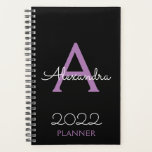 Agenda 2022 Monograma preto roxo Elegante<br><div class="desc">2022 Nome do Monograma Roxo e Preto e Planejador Inicial de Notebook Espiral. Isto faz o doce e perfeito aniversário de 16 anos,  casamento,  chá de panela,  aniversário,  chá de fraldas ou festa de solteira presente para alguém que ama luxo de luxo e estilos quíticos.</div>