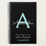 Agenda 2022 Teal Aqua Blue Black Monograma Elegante<br><div class="desc">2022 Teal Aqua Blue e Black Monographic Name e First Spiral Notebook Planner (Planeador de Notebooks Espirais e Azul Azul Azul e Negro). Isto faz o doce e perfeito aniversário de 16 anos, casamento, chá de panela, aniversário, chá de fraldas ou festa de solteira presente para alguém que ama luxo...</div>