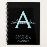 Agenda 2022 Teal Aqua Blue Black Monograma Elegante<br><div class="desc">2022 Teal Aqua Blue e Black Monographic Name e First Spiral Notebook Planner (Planeador de Notebooks Espirais e Azul Azul Azul e Negro). Isto faz o doce e perfeito aniversário de 16 anos, casamento, chá de panela, aniversário, chá de fraldas ou festa de solteira presente para alguém que ama luxo...</div>