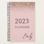 Agenda 2023 Brilhante cor-de-rosa brilhante Rosa Dourado<br><div class="desc">2023 Rosa Dourado - Blush Pink Sparkle Glitter Monographic Name (Nome do Monograma da Glitter Glitter) e Initial Spiral Notebook (Notebook espiral inicial). Isto faz o doce e perfeito aniversário de 16 anos, casamento, chá de panela, aniversário, chá de fraldas ou festa de solteira presente para alguém que ama luxo...</div>