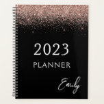 Agenda 2023 Brilhante Rosa Negra-Negra-Dourada<br><div class="desc">2023 Rosa Dourado - Blush Pink Sparkle Glitter Monographic Name (Nome do Monograma da Glitter Glitter) e Initial Spiral Notebook (Notebook espiral inicial). Isto faz o doce e perfeito aniversário de 16 anos, casamento, chá de panela, aniversário, chá de fraldas ou festa de solteira presente para alguém que ama luxo...</div>