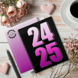 Agenda 2024 2025 pessoal<br><div class="desc">College and Business 2024 2025 Personal Customizable Planner (Planejador Pessoal Personalizável para o College and Business 2024 2025). A frente preta tem os números 24/25 em negrito com uma cor rosa vibrante. A tampa traseira tem a mesma coloração rosa que na parte frontal e um design com carimbos com nome,...</div>