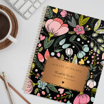 Agenda 2025 Negócios de ouro preto-e-floral-rosa-chic<br><div class="desc">Organizador de atividades profissionais de negócios de cinzas em gesso, apresentando um padrão de prados de flores silvestres chic e uma etiqueta de retângulo metálico de cobre dourado sobre um fundo preto moderno. Personalize-o com seus detalhes! Perfeito para um designer de interiores, florista, paisagista, gestor ou proprietário de salões de...</div>