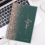 Agenda 2025 Rosa personalizado Emerald Verde com brilho D<br><div class="desc">Personalize este elegante design moderno com o seu nome em um guião vertical de assinatura cor-de-rosa rosa num fundo verde esmeralda, aparado com uma borda cintilante falsa rosa dourada. Adicione o ano na fonte sans serif. (Para manter as cinzas no início e no fim do nome, substitua apenas as letras,...</div>