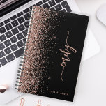 Agenda 2025 Rosa preto personalizado com brilho Dourado<br><div class="desc">Personalize este elegante design moderno com o seu nome no guião vertical de assinatura cor-de-rosa-rosa num fundo preto aparado com uma borda falsa rosa dourada. Adicione o ano na fonte sans serif. (Para manter as cinzas no início e no fim do nome, substitua apenas as letras, deixando os símbolos no...</div>