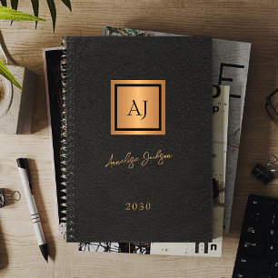 Agenda 2027 Nome em letra cursiva monogramada dourado pre
