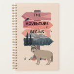 Agenda A Aventura Começa a Assinar a Natureza Selvagem do<br><div class="desc">Um lobo solitário é apoiado por um posto de sinais prometendo aventura com a natureza selvagem além. Arte simbólica moderna para viajantes aventureiros.</div>