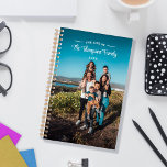 Agenda A vida da sua família adicione o nome e a foto da<br><div class="desc">Planejador familiar personalizado com sua foto de família e sobrenome com a vida da sua família em um design elegante. As costas apresentam uma aparência de mármore preto. Mantenha-se organizado no próximo ano com este planejador personalizado da família impresso com sua foto,  sobrenome e ano.</div>