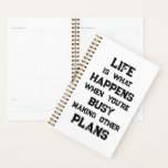 Agenda A Vida É... Citação Motivacional Engraçada<br><div class="desc">"A vida é o que acontece quando você está ocupado Fazer outros planos" citação motivacional engraçada. Um lembrete potente de que podemos criar todo o tipo de objetivos e ambições para o futuro,  mas,  quando temos uma orientação forte para o futuro,  podemos esquecer de viver plenamente entretanto.</div>