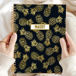 Agenda Abacaxi Dourado marinho Personalizado Anualmente<br><div class="desc">Mantenha-se organizado e na moda com este marinho azul e ananás dourado personalizado planejador anual. Perfeito para mulheres que apreciam designs elegantes e únicos, este planejador combina luxo com praticidade. O marinho chic e o trabalho de arte de abacaxi dourado acrescentam um toque de sofisticação ao seu agendamento diário. Personalize-o...</div>