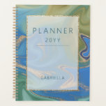 Agenda Abstrato Azul Moderno Verde e Dourado<br><div class="desc">Este design apresenta uma abstrato azul,  verde e dourada moderna,  com cobrir correspondente a uma área de texto com estrutura falsa de brilho dourado. Moderno e único. Personalize-o com seu nome e ano. Criado pela imprensa simplesmente de farmácia.</div>