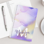 Agenda Abstrato de Aquarela Roxa Monograma de luxo Rústic<br><div class="desc">Personalize facilmente este estilo glamouroso,  abstrato lilac,  tinta aquática e fundo de pulverização em ouro falso,  com os seus detalhes personalizados.</div>