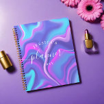 Agenda Abstrato Girly Purple Iridescente Holográfico<br><div class="desc">Um planejador moderno e personalizado. O design apresenta um fundo holográfico roxo,  cor-de-rosa e azul iridescente para abstrato. Personalize com seu próprio texto,  nome e ano.</div>