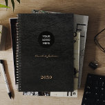 Agenda Adicione seu logotipo de couro preto elegante 2025<br><div class="desc">Logotipo personalizado,  personalizado,  com aparência de na moda luxuoso,  de escritório ou de trabalho escolar ou planejador pessoal.                adequado para pequenas empresas,  escritórios domésticos,  profissionais empresariais ou independentes,  escola,  marcas pessoais,  carteiras ou estilistas,  gestores,  professores,  estudantes.</div>