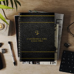 Agenda Advogado de luxo e couros negros<br><div class="desc">Planeador 2025, elegante advogado, com ouro traçado horizontal e escala de justiça sobre um fundo de couro preto (IMPRESSO). Fácil de personalizar na frente, na coluna vertebral e na parte traseira! Adequado para consultores de serviços jurídicos, escritório de advogados, advogado, assessores jurídicos, juiz e outros profissionais jurídicos.</div>