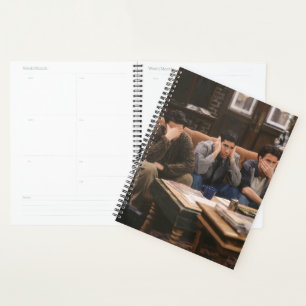 Agenda AMIGOS™ Joey, Ross e Chandler no sofá