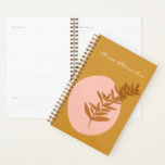 Agenda Arte Botânica Minimalista em Amarelo Personalizada<br><div class="desc">Este planejador de na moda apresenta uma ilustração botânica minimalista em uma bela sombra de outono de amarelo mostarda em um fundo em forma de abstrato, de cor-de-rosa pincelado. Personalize-o com o seu nome. ideia de presente de excelente!</div>