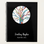 Agenda Árvore personalizada de vida negra<br><div class="desc">Planeador Personalizado da Árvore do Life 2022. 
Este Planejador de na moda é decorado com uma Árvore da Vida em cores arco-íris em um fundo preto.
Facilmente personalizável com seu nome e ano.
Porque nós criamos nosso próprio trabalho de arte você não encontrará essa imagem exata de outros designers.</div>