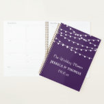 Agenda As Luzes De Corda Na Coleção De Casamentos Roxos<br><div class="desc">Prepare-se para o seu grande dia em estilo com este elegante e muito tenente planejador de casamento. A design é fácil de personalizar com seus próprios nomes e data de casamento e você pode manter todas suas ideias designs, informações importantes de casamento e muito mais em segurança juntas neste planejador...</div>