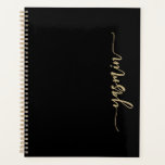 Agenda Assinatura Na moda personalizada preto Dourado<br><div class="desc">Personalize este elegante design moderno com o seu nome no guião vertical de escrita manual de assinatura dourada num fundo preto. (Para manter as cinzas no início e no fim do nome,  substitua apenas as letras,  deixando os símbolos no lugar.)</div>