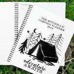 Agenda Aventura Aguarda Campanha Personalizada De Dobra<br><div class="desc">Aguardam Aventura - planejador de acampamento personalizado - perfeito para um campista ou caminhador planejar viagens ou para usar na universidade de negócios doméstica, etc. O design tem um desenho de um rabisco de um campo de floresta debaixo das estrelas com tendas e pinheiros. O modelo está configurado para adicionar...</div>