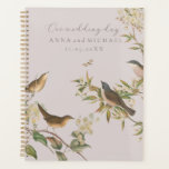 Agenda Aves e folhas, casamento romântico rosa<br><div class="desc">As aves simbolizam a liberdade, a natureza fugaz dos momentos, e os novos começos que vocês estão prestes a criar juntos. Planeje cada detalhe do seu dia especial escolhendo nosso encantador planejador de casamento Pássaros e Folhas. Este planejador encantador não só o ajudará a organizar todos os aspectos do seu...</div>