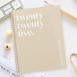 Agenda Beige de nome simples e bonito<br><div class="desc">Procurando por ideias bem pensadas de presente de Natal para as mulheres? Este Simple Name Beige Planner é perfeito para se manter organizado em estilo. É também uma opção excelente para as ideias de presentes de Natal para colegas de trabalho para mulheres ou presentes de Natal personalizados para fazer. Ideal...</div>