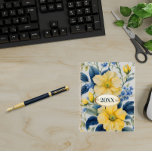Agenda Belos Flores Amarelo e Azul<br><div class="desc">Lindas flores amarelas e azuis cobrir este planejador. Brilhante e alegre, com um olhar francês para o país. Um crachá de ouro ornamentado com um centro creme tem espaço para o ano em curso.</div>
