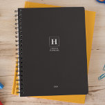 Agenda Black Noir Classic Monograma Pessoal Semanal<br><div class="desc">Planeador anual de artigos de papelaria pessoal simples com um monograma clássico numa fronteira quadrada. Planeador anual (12 meses) com vista a obter uma visão geral mensal aberta e planilhas de planeamento semanais. Contato para obter assistência na personalização.</div>