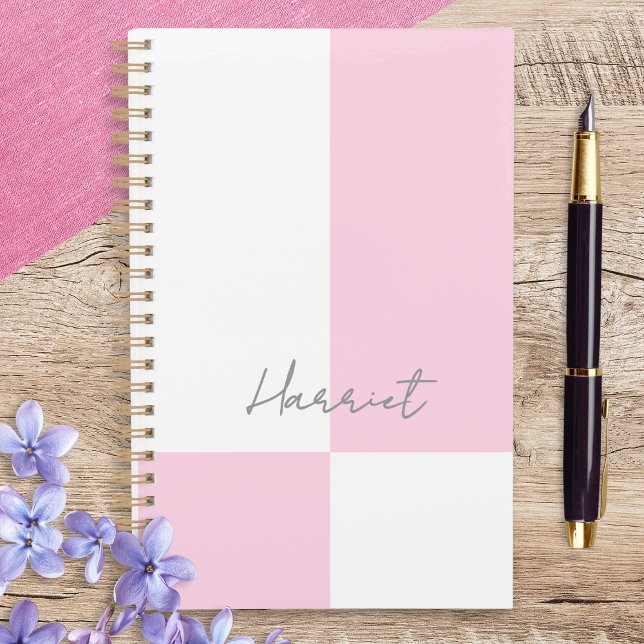 Agenda Bloco de Cor Pastel Rosa e Branco Personalizado (A pink and white spiral bound color block notebook, with custom name in elegant script typography)