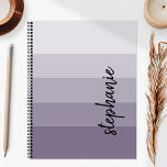Agenda Bloco de Cores de Assinatura Personalizada Plum 20<br><div class="desc">Esta moderna design de tendência apresenta cinco faixas de blocos de cores em tons gradados de leve a média pluma. Personalize-o com o seu nome no script de escrita manual de assinatura preta vertical.</div>
