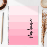 Agenda Bloqueio de Cor de Assinatura Personalizada Rosa 2<br><div class="desc">Esta moderna design de tendência apresenta cinco faixas de blocos de cores em tons gradiente de cor de rosa claro a médio. Personalize-o com o seu nome no script de escrita manual de assinatura preta vertical.</div>
