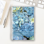 Agenda Blue Hydrangeas Floral<br><div class="desc">Acompanhe e organize seus compromissos, reuniões e eventos com este bonito Planejador Floral de Hydrangeas Azul. Personalize-o com seu nome ou texto no cobrir frontal. Este calendário semanal personalizado e florescente apresenta uma fotografia botânica pintada digitalmente de uma flor de hydrangea no cobrir de jardim azul claro.</div>