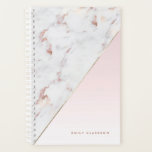 Agenda Blush de mármore Dourado com Rosa de chic personal<br><div class="desc">Planner Personalizado de Blush de Blush de Rosa Dourado Chic | Planeador personalizável com mármore branco com sotaque rosa e sotaque. Este planejador moderno e feminino será perfeito como presente personalizado.</div>