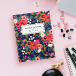 Agenda Boho Floral Patterno - Marinho Azul e Coral - Nome<br><div class="desc">Planejador espiral impresso com um padrão floral colorido de flores desenhadas à mão em laranja,  vermelho coral,  rosa quente e branco,  como pansias,  margaridas e rosas. Adicione seu nome e o ano ao cobrir.</div>