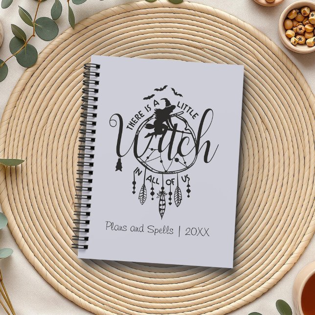 Agenda Boho Witch Vibes Bolsa - Pequena Bruxa em Todos nó (Boho Witch Vibes – Little Witch in All of Us Planner on a boho table with herbs and a cup of tea.)